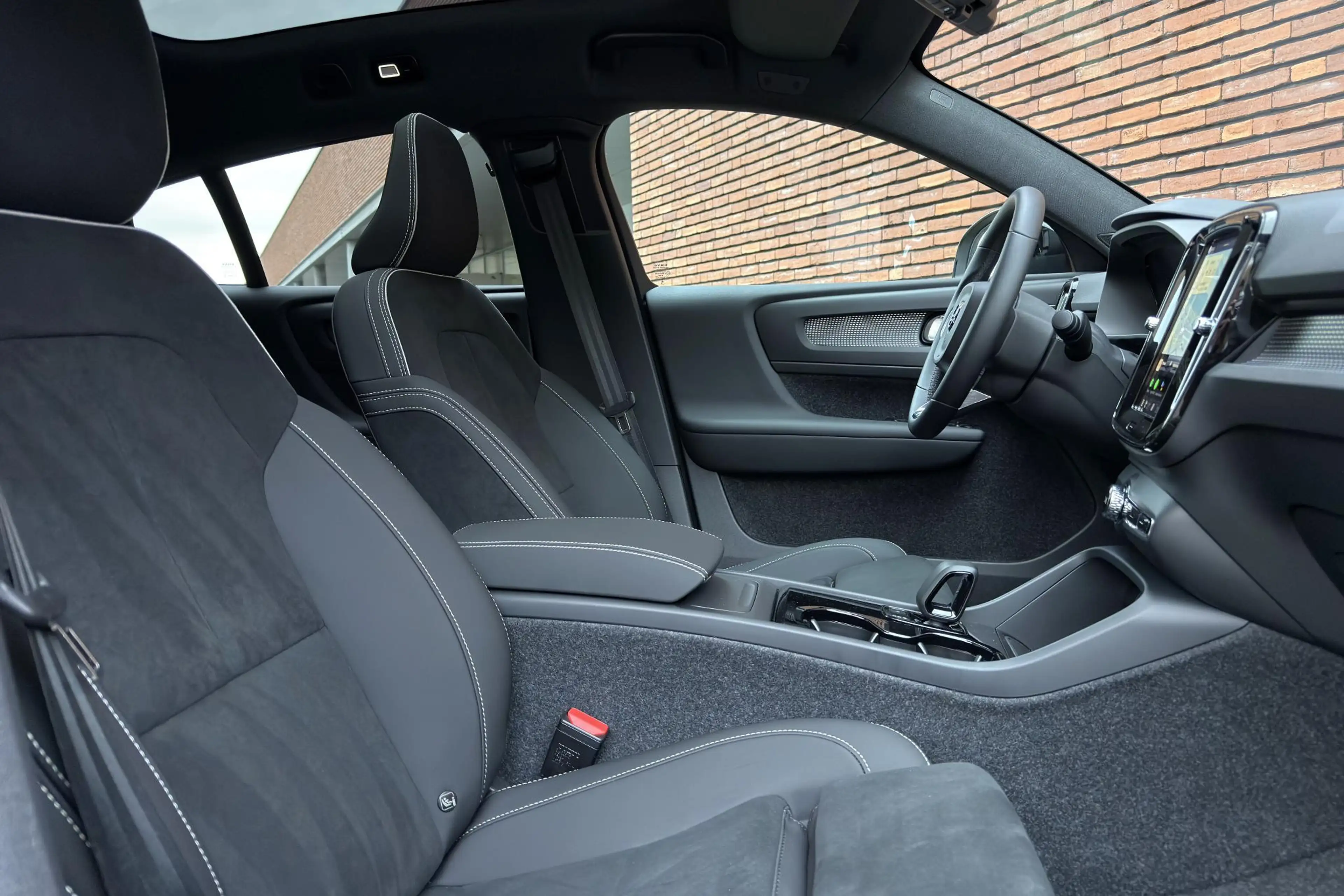 Volvo EC40 Twin Motor Ultra Black Edition Europa 82 kWh | Pan — photo 3