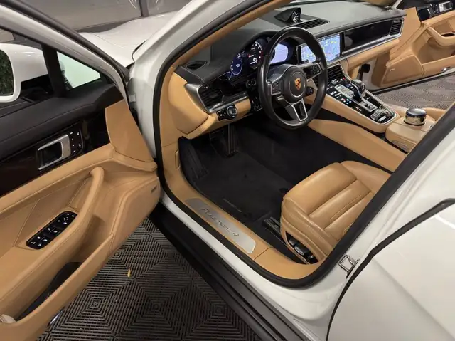 Porsche Panamera view 11