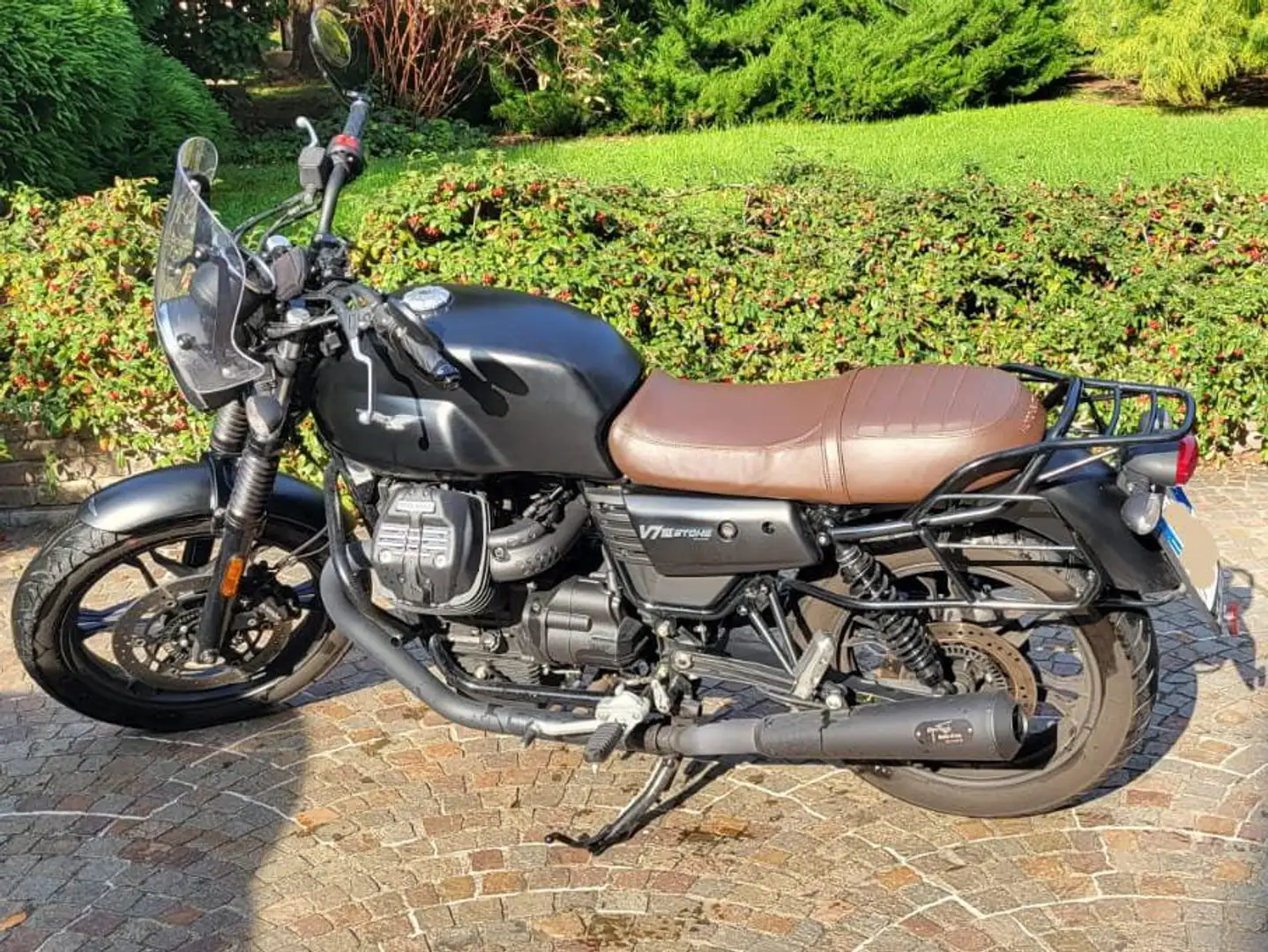 Moto Guzzi V 7 Stone Negru - 1