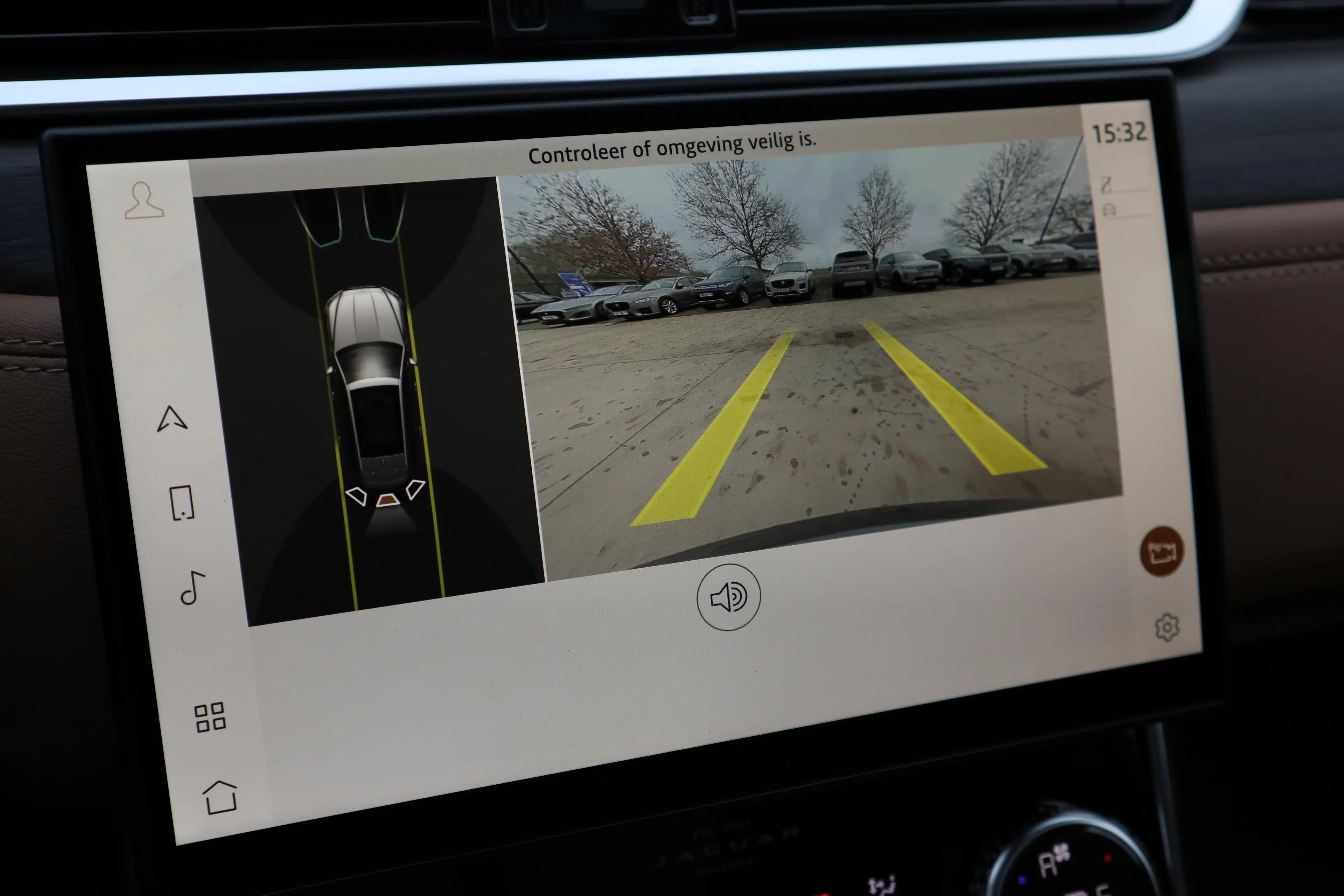 Jaguar XF SE — photo 10