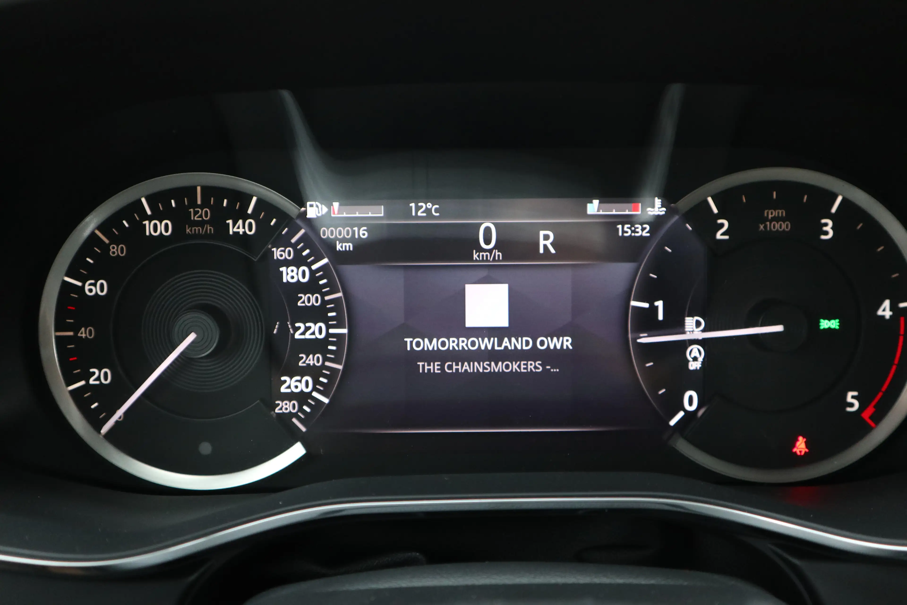Jaguar XF SE — photo 11