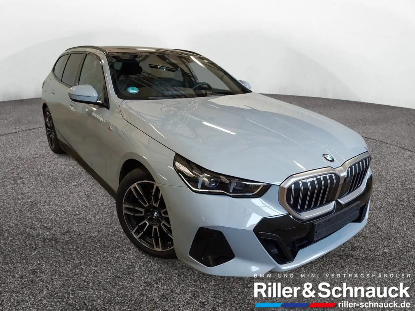 BMW 520 d Touring xDrive M Sport AHK+PANO+STANDHZG Grau - 2