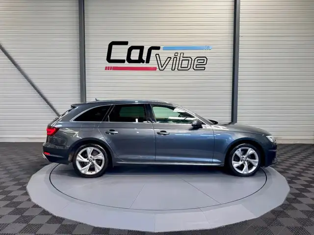Audi A4 Avant view 3