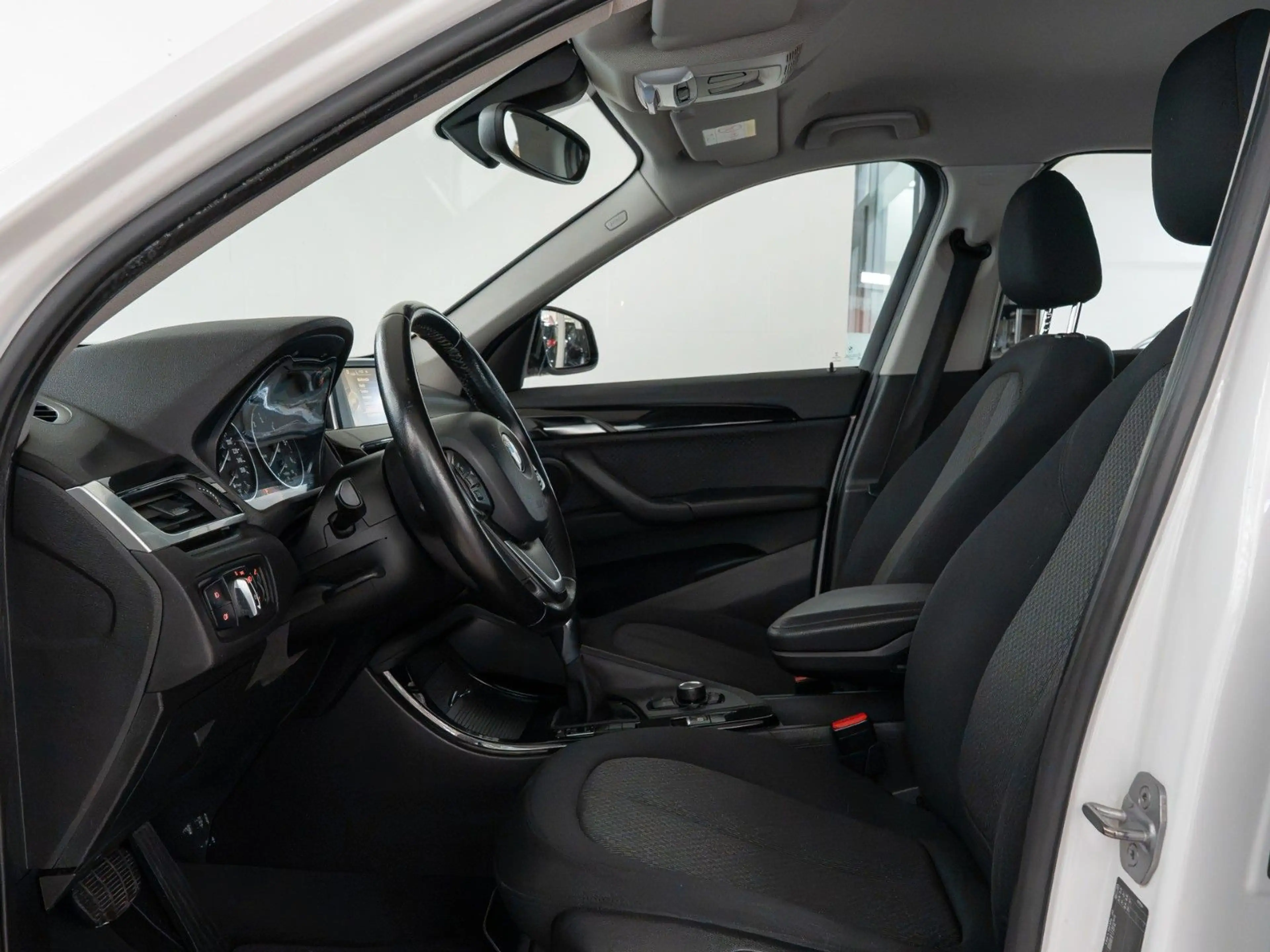 BMW X1 sDrive 18 d Advantage — photo 9