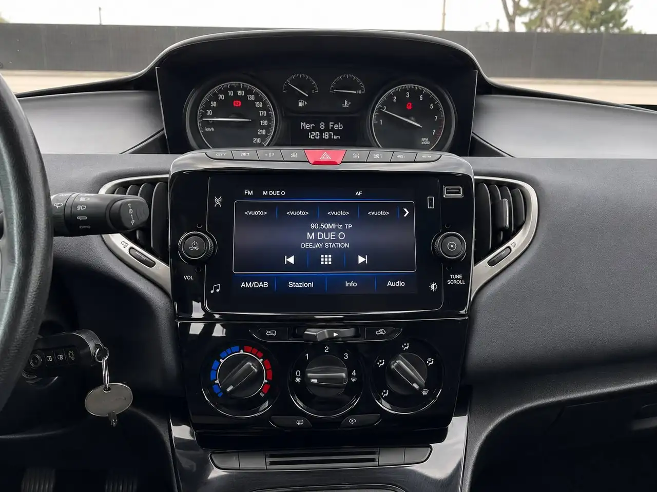 Lancia Ypsilon 2021 — фото 14