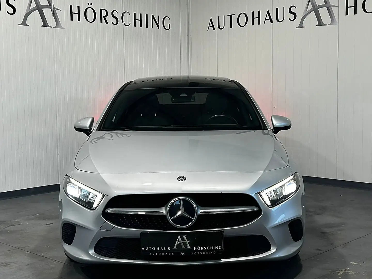 Mercedes-Benz A 180 d Limousine Aut. // PANO // SITZHEIZUNG // Grau - 2