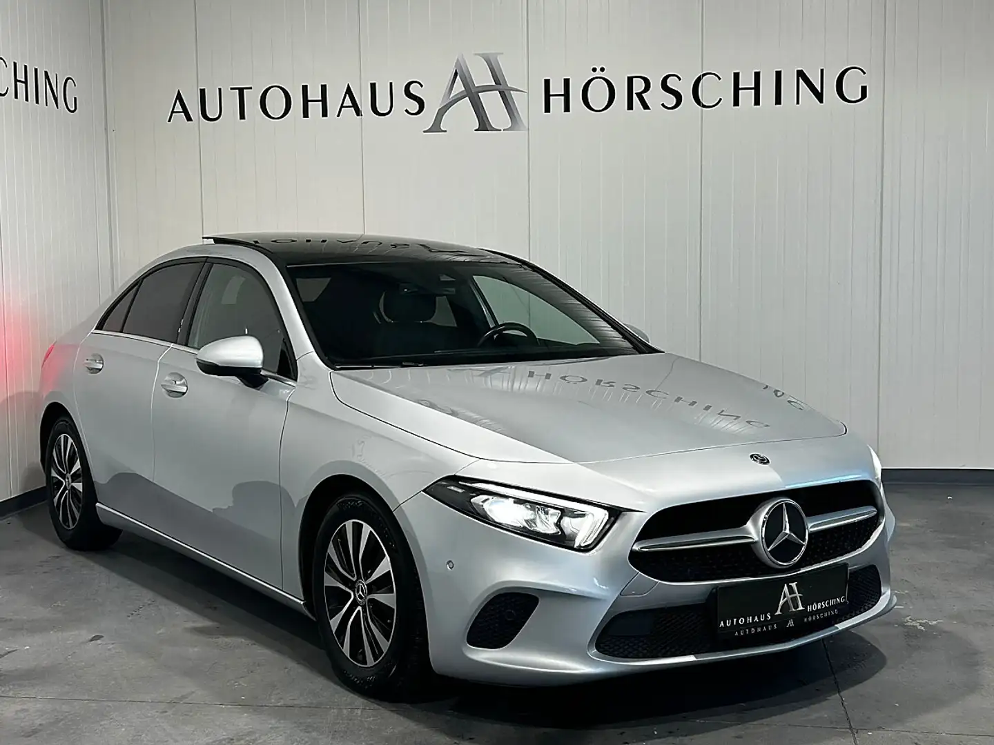 Mercedes-Benz A 180 d Limousine Aut. // PANO // SITZHEIZUNG // Grau - 1