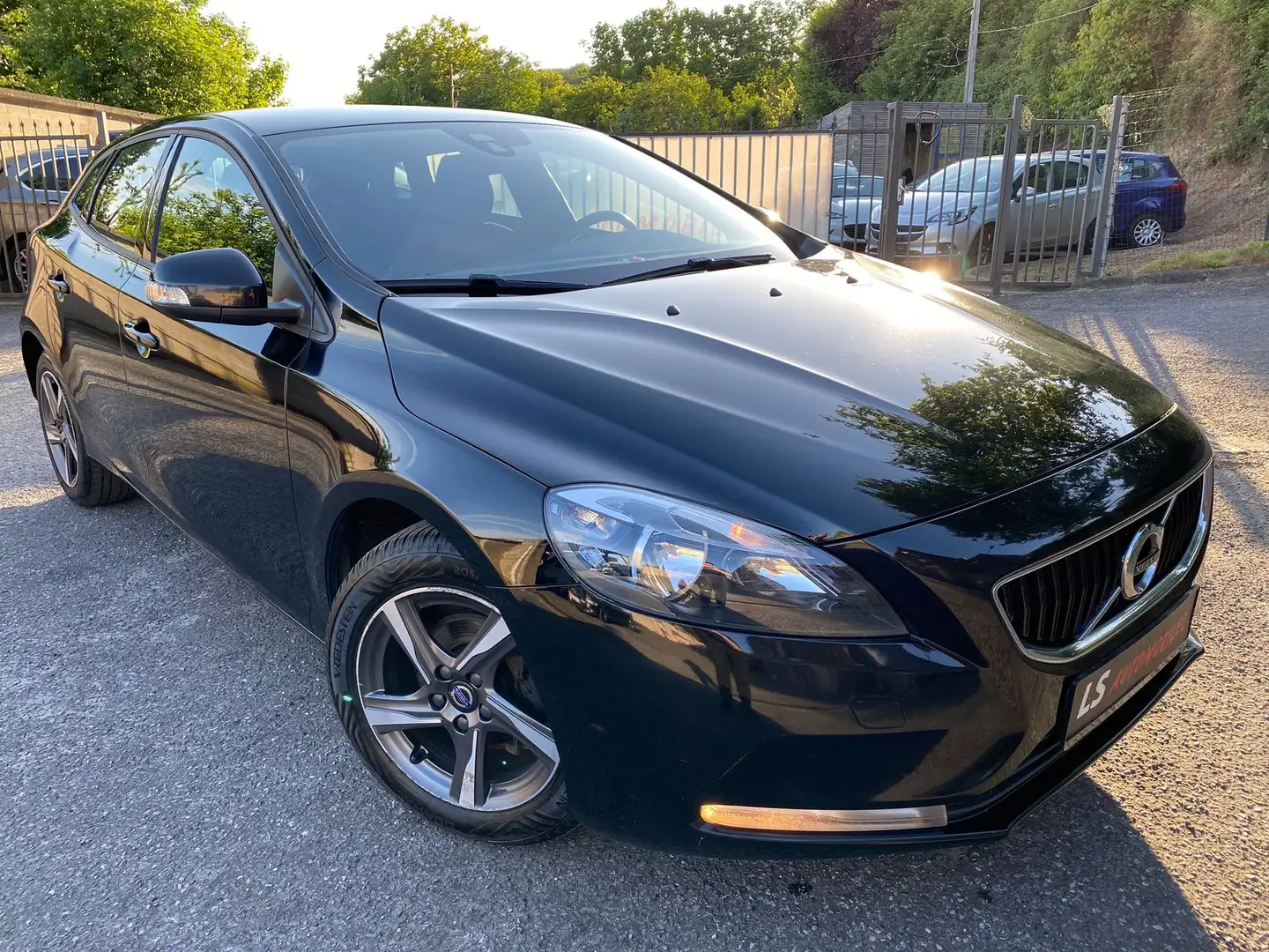 Volvo V40 2.0 D2*Navi*Cruise*1stOwner Schwarz - 1