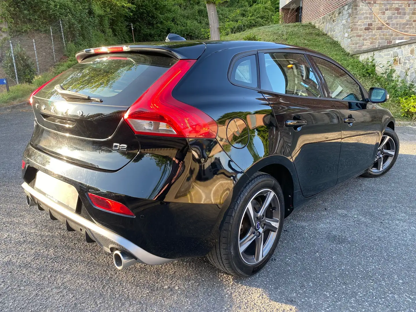 Volvo V40 2.0 D2*Navi*Cruise*1stOwner Schwarz - 2