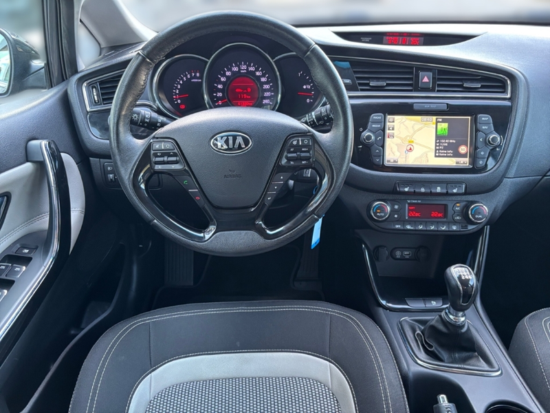 Kia Ceed / cee'd UEFA Euro 2016 — photo 11