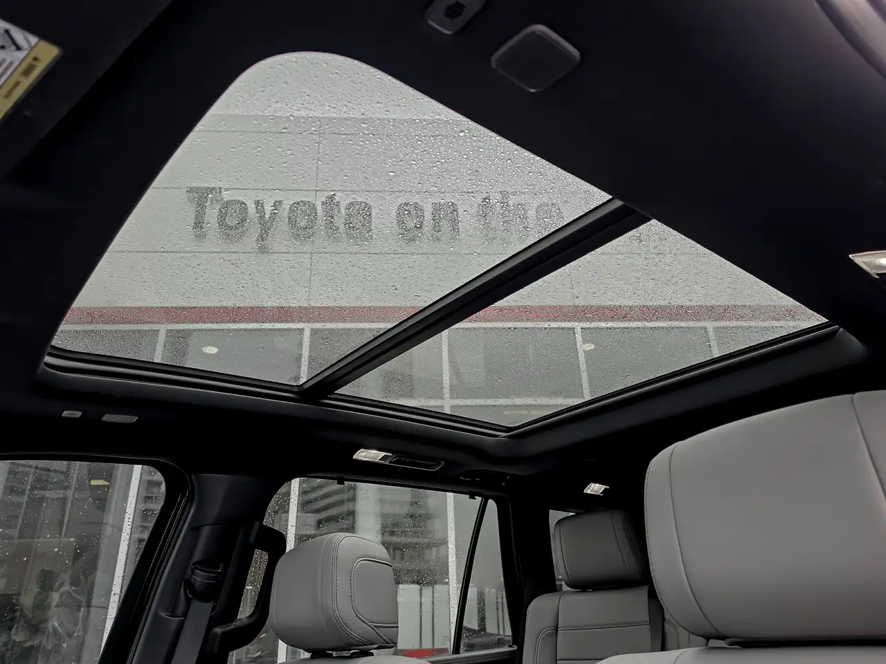Toyota Sequoia снимка Toyota Sequoia