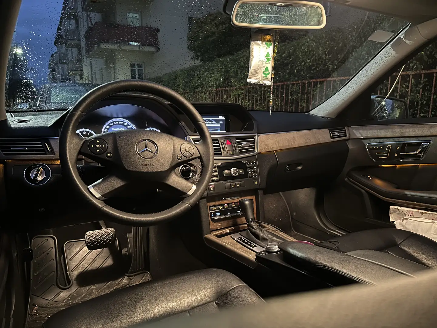 Mercedes-Benz E 220 CDI DPF BlueEFFICIENCY Automatik Avantgarde - 2