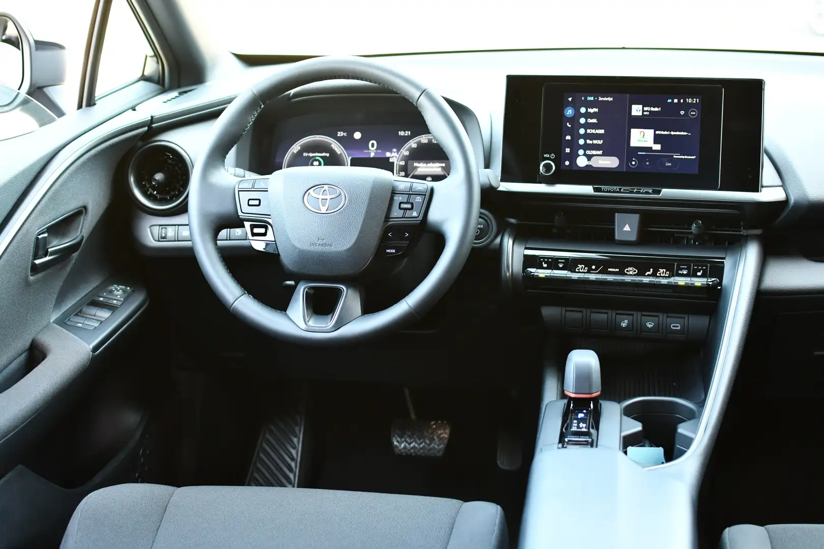 Toyota C-HR 1.8 Hybrid 140 Dynamic Plus Limited Automaat 140pk Grijs - 2