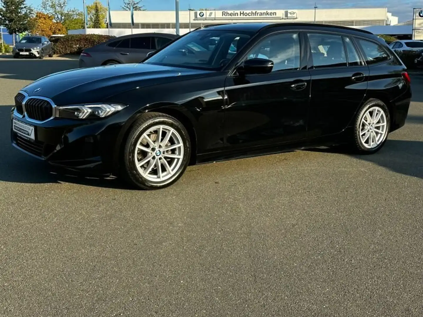 BMW 318 i Touring LCPROF DAB NAVI LED CURVED SHZ Schwarz - 2