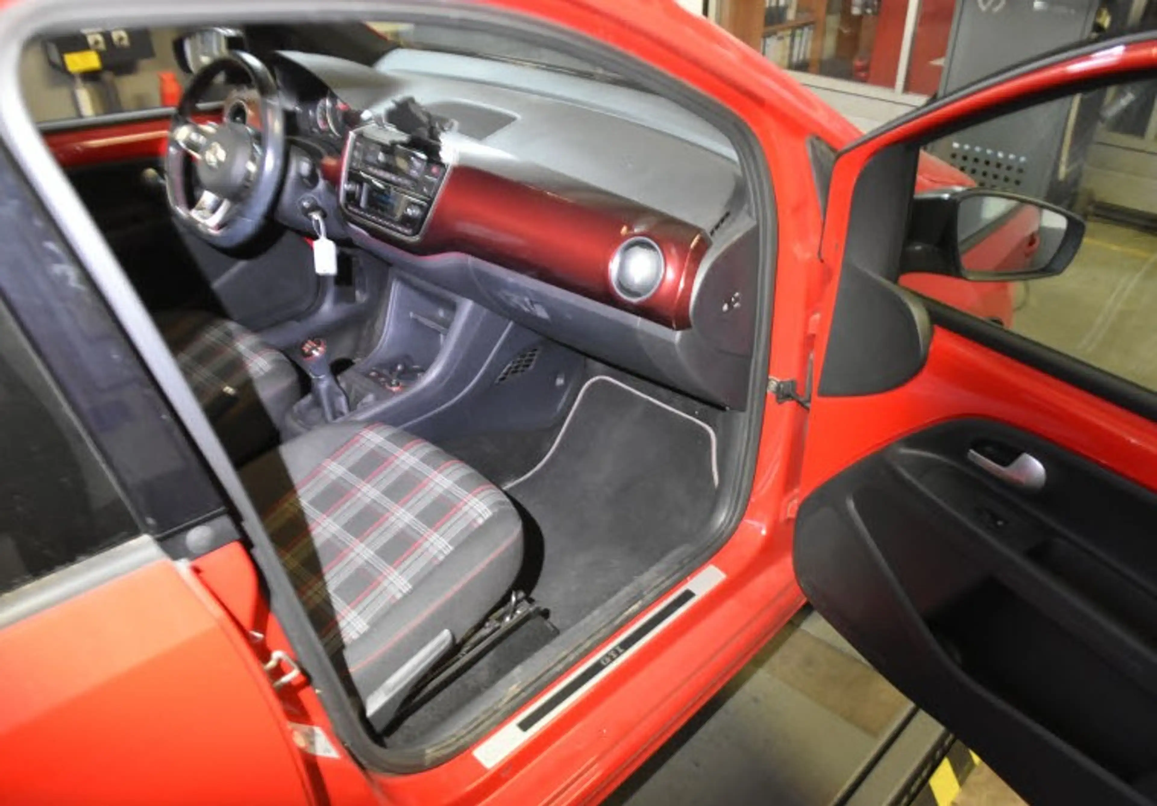 Volkswagen up! GTI 1.0 TSI PDC DAB+ SHZ GRA — photo 3