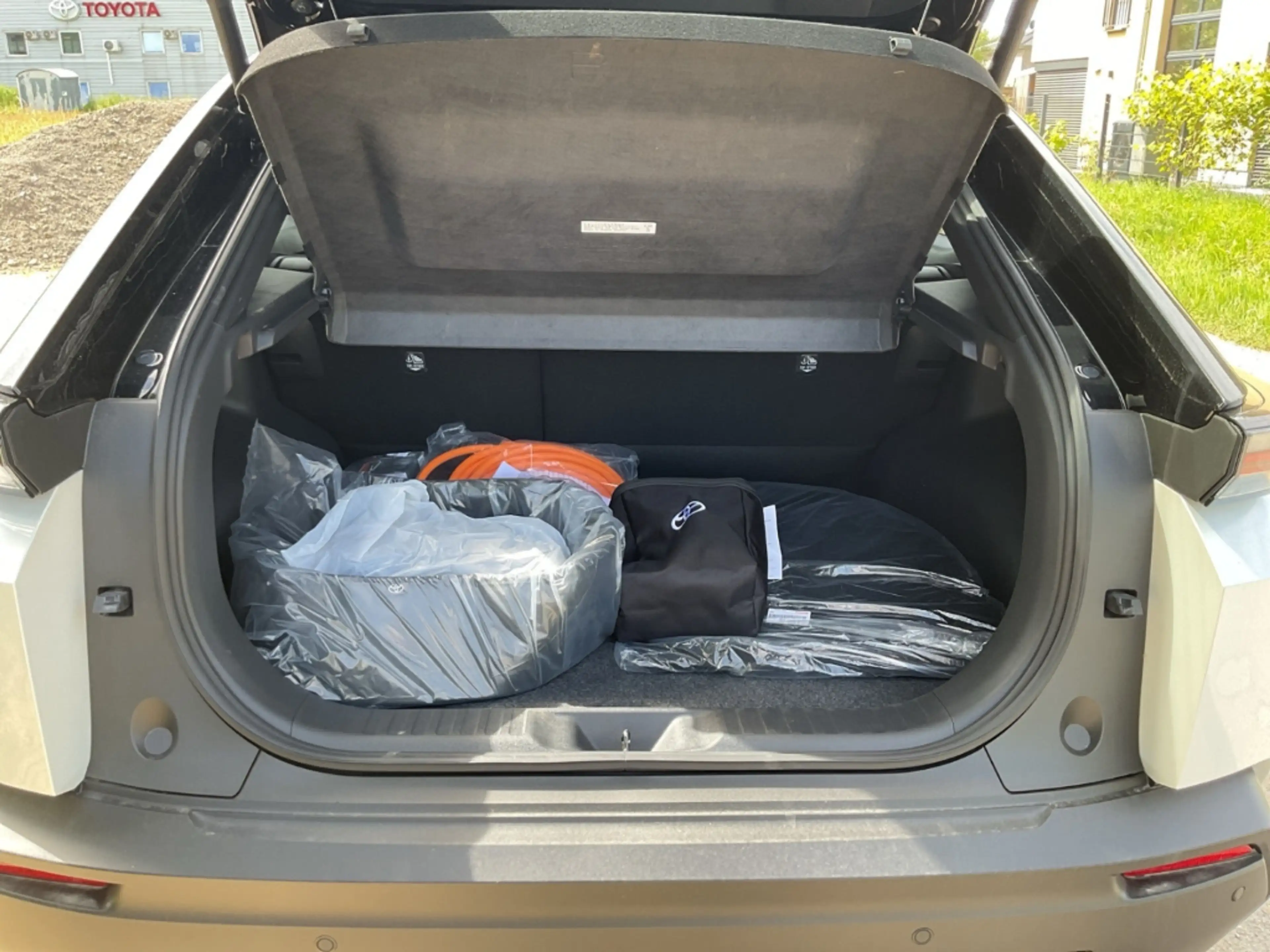Toyota C-HR+ 252 kW AWD Lounge Navi 360 Kamera LED ACC El. Heck — photo 7
