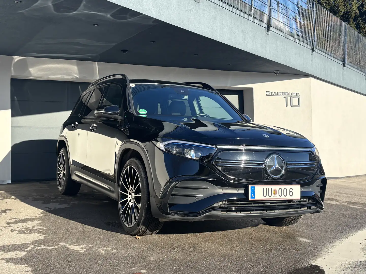 Mercedes-Benz EQB 350 4MATIC 66,5kWh Aut. AMG Schwarz - 1