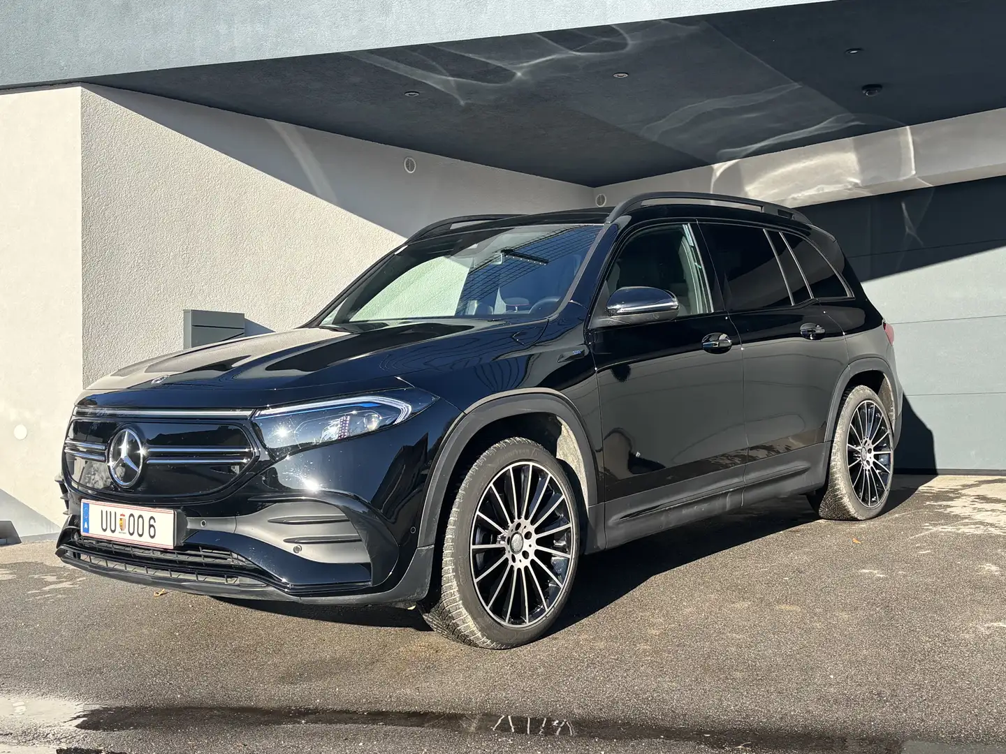 Mercedes-Benz EQB 350 4MATIC 66,5kWh Aut. AMG Schwarz - 2