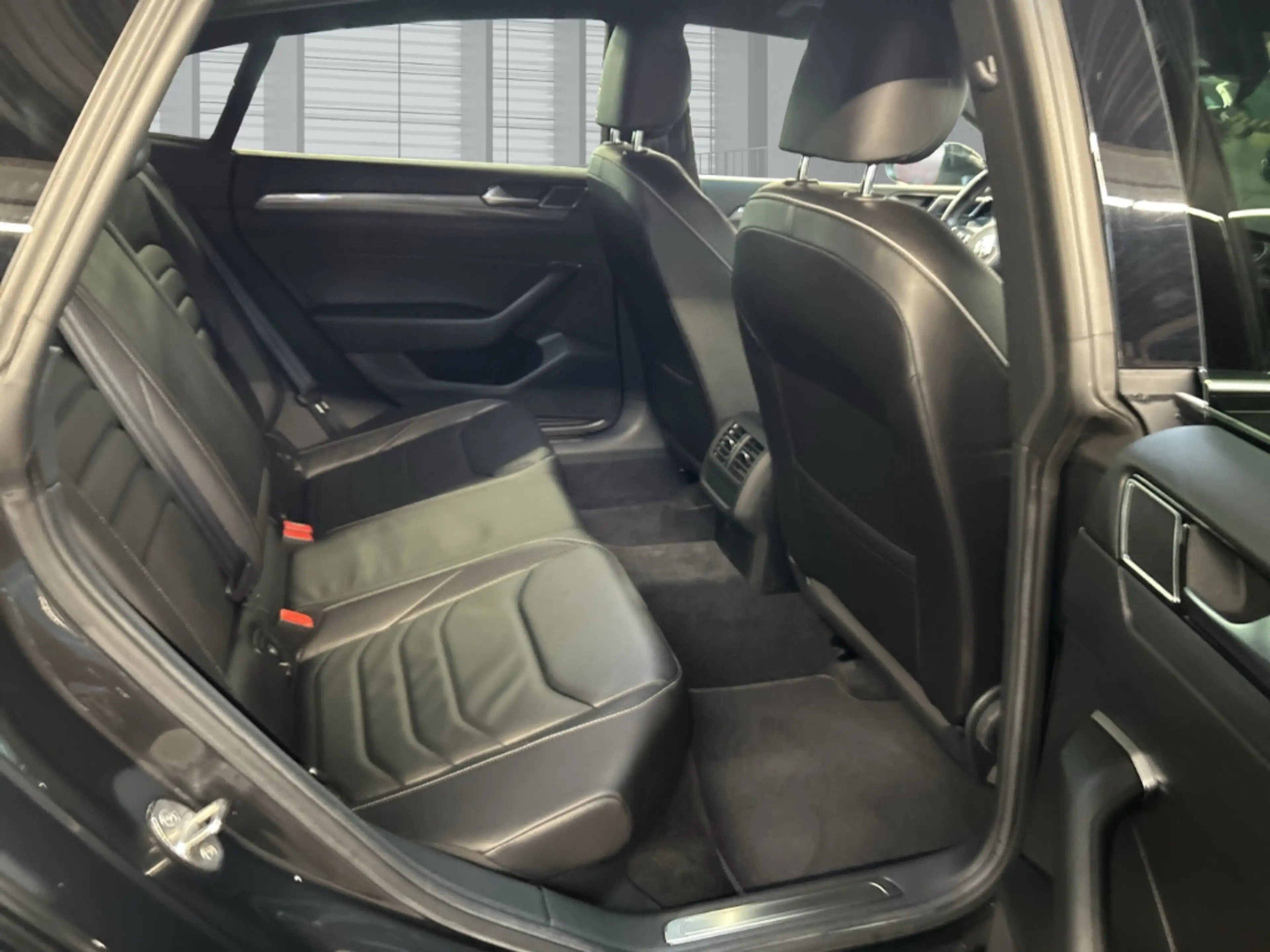 Volkswagen Arteon R-Line 2.0 TSI DSG R-Line AHK-klappbar Leder LED e — photo 6