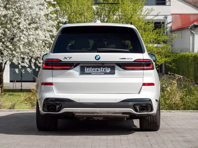 BMW X7 view 5