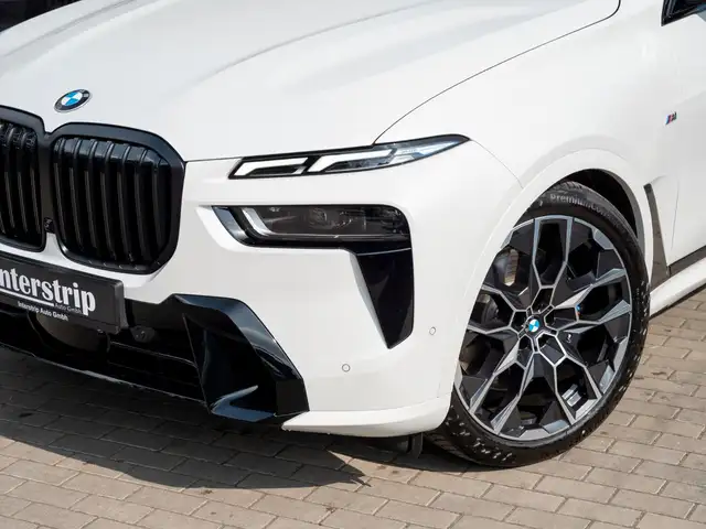 BMW X7 view 8