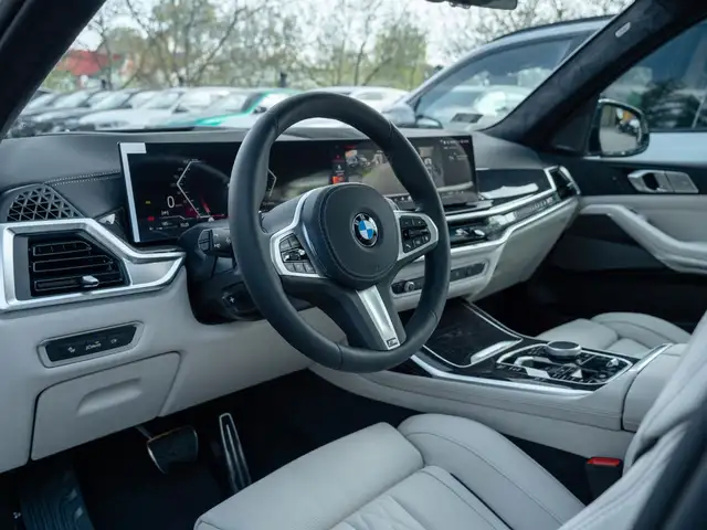 BMW X7 view 12