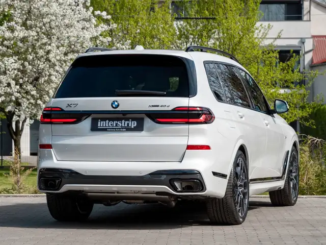 BMW X7 view 6