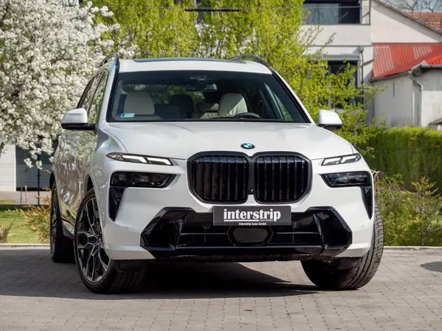 BMW X7 view 3