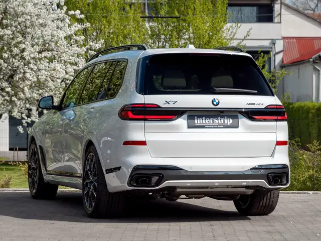 BMW X7 view 4