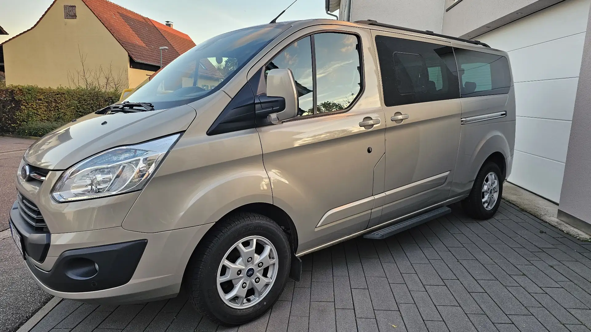 Ford Tourneo Custom 300 L2H1 VA Titanium / vieles Neu! - 2