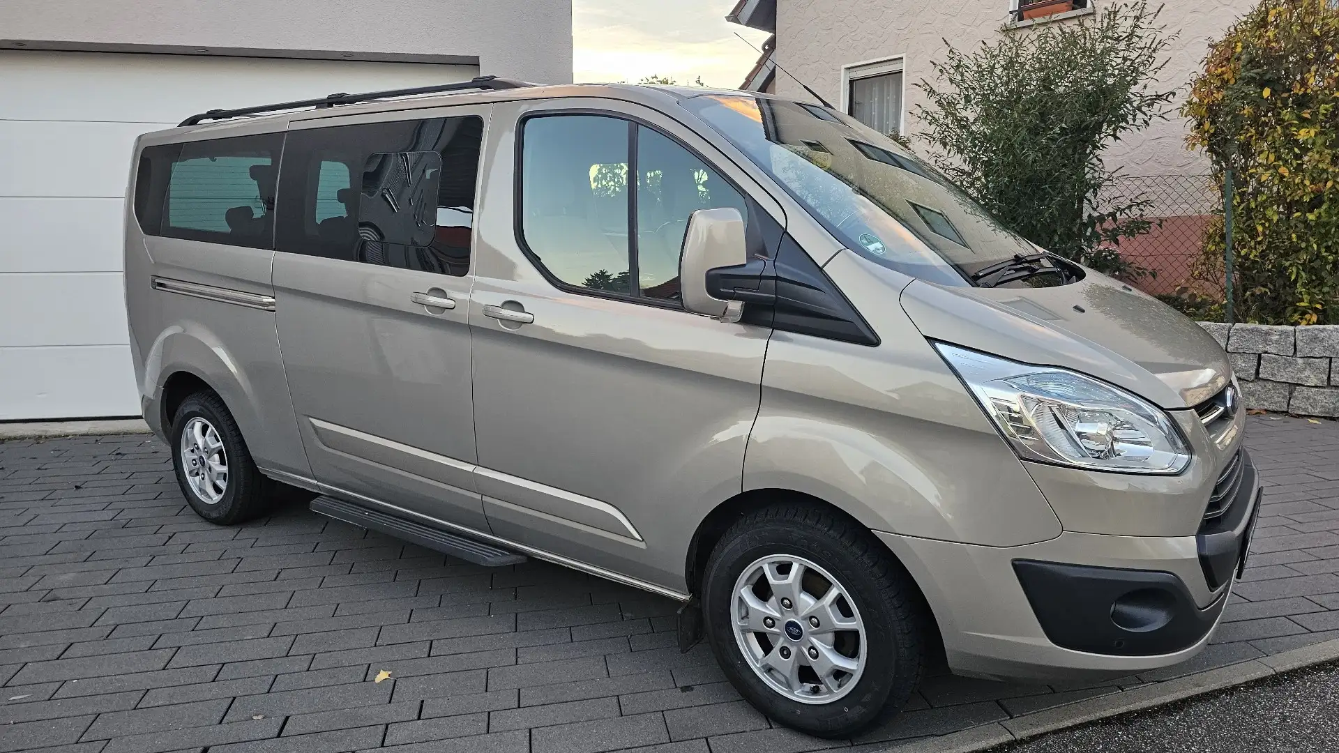 Ford Tourneo Custom 300 L2H1 VA Titanium / vieles Neu! - 1