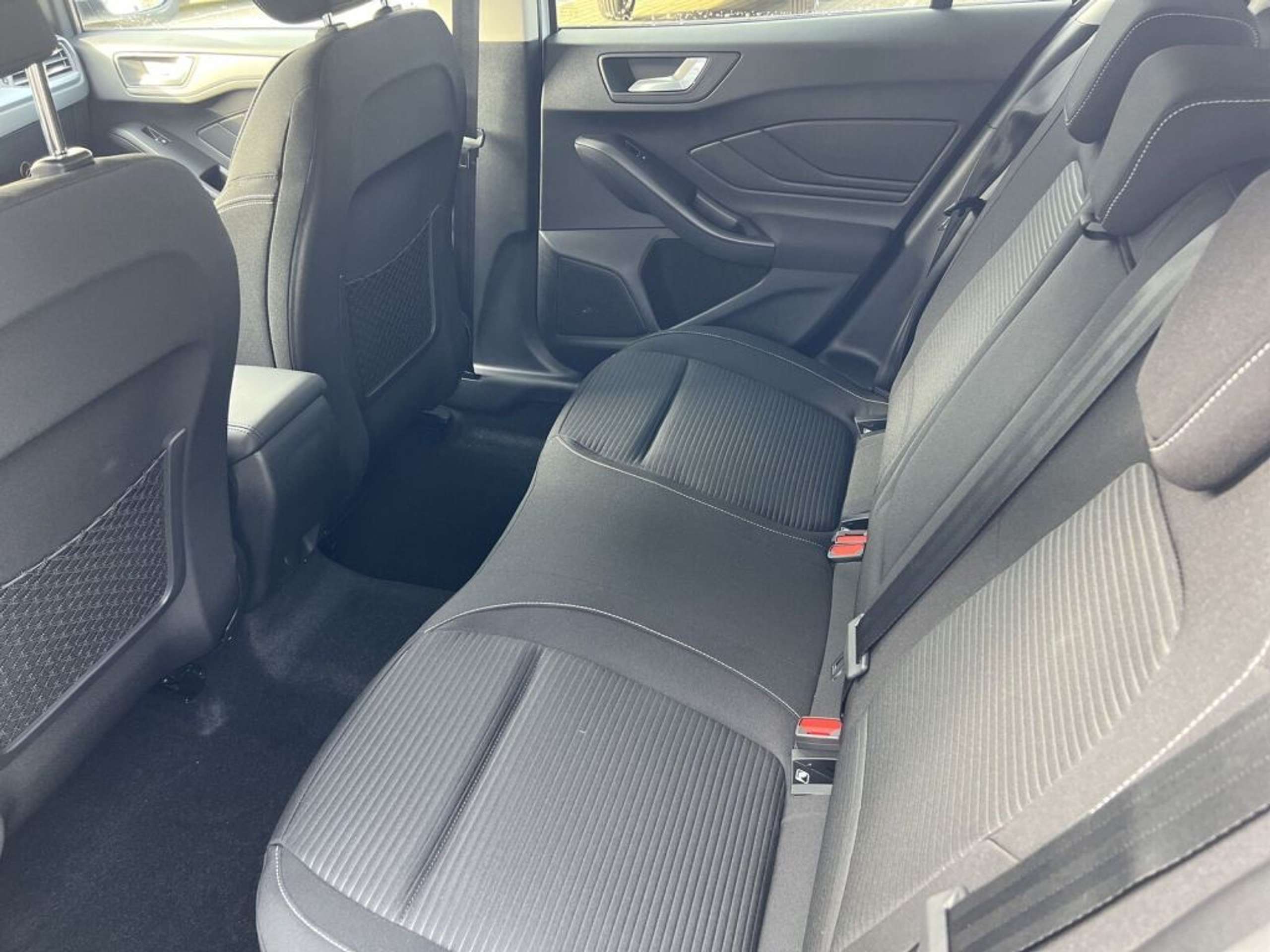 Fahrzeugabbildung Ford Focus 1.0 TITANIUM STYLE  *RFK*WINTER-P.* - mit KI generiert/bearbeitet