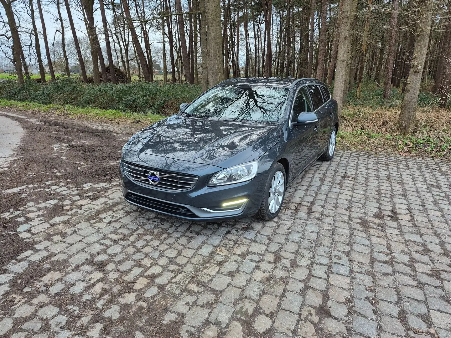 Volvo V60 1.6 D2 Summum Grijs - 2