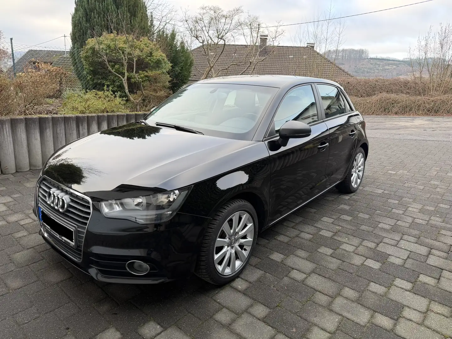 Audi A1 attraction Schwarz - 1