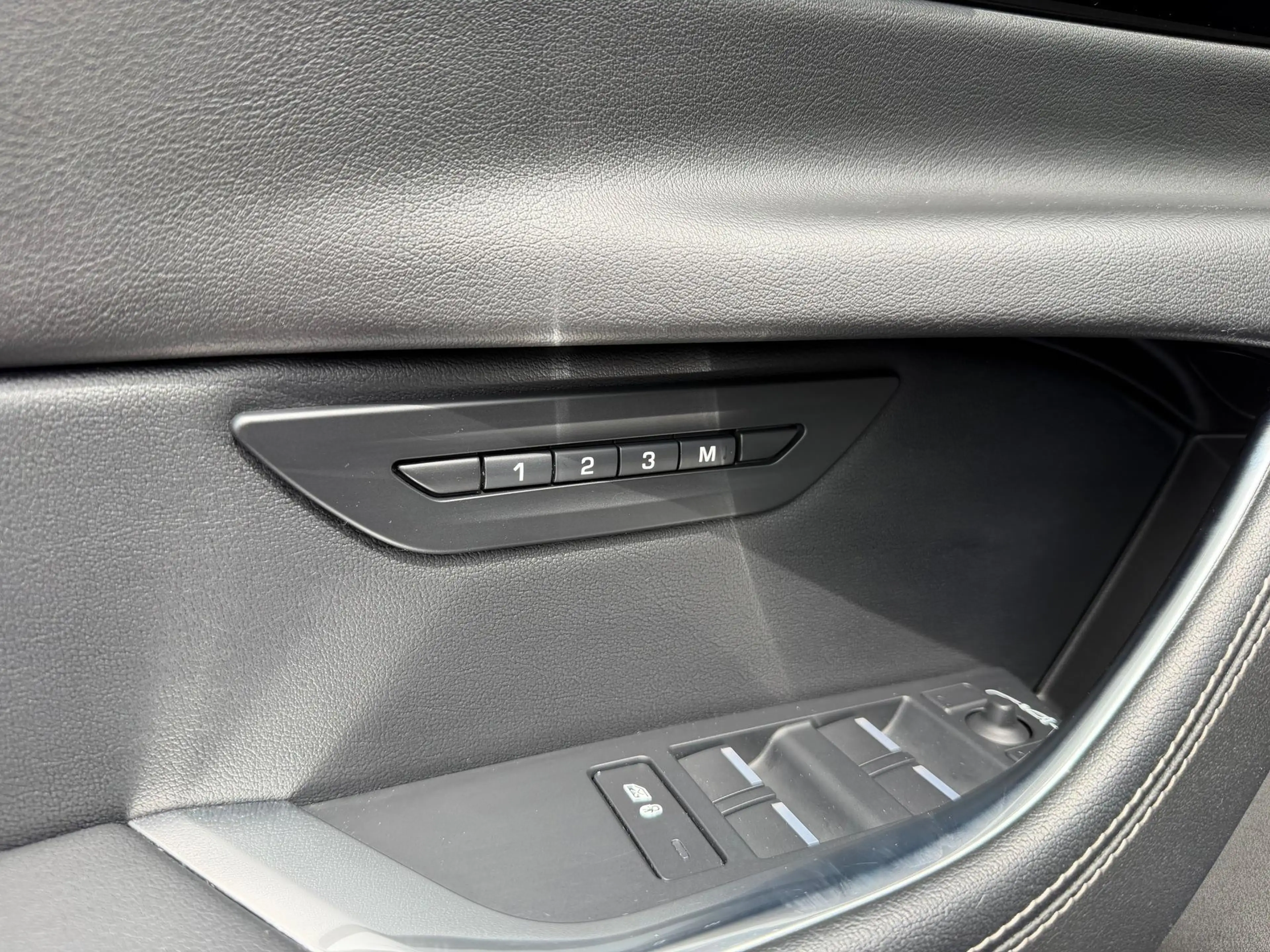 Jaguar XE D200 R-Dynamic Black Mild-Hybrid S/S 150 kW (20... — photo 8