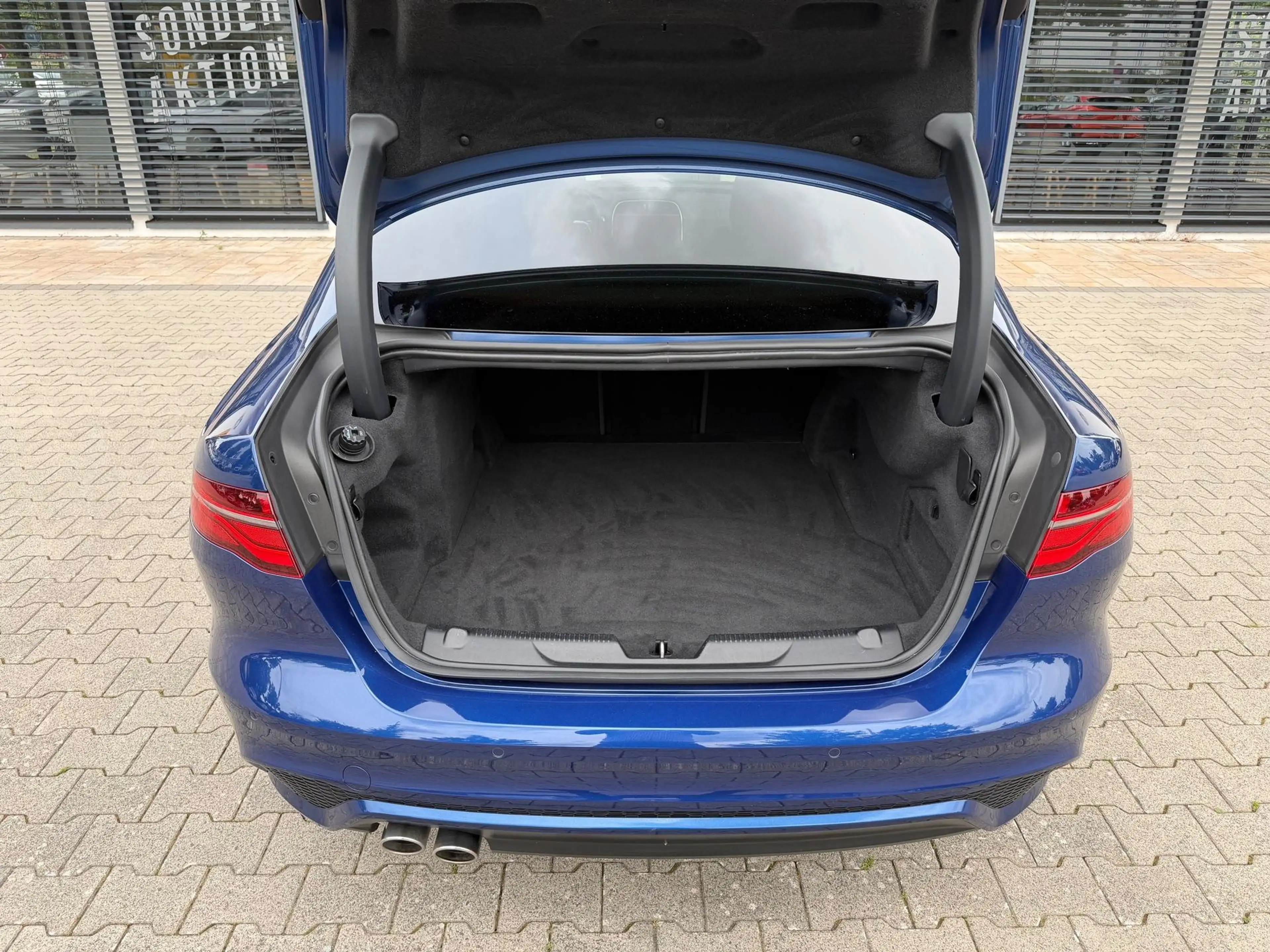 Jaguar XE D200 R-Dynamic Black Mild-Hybrid S/S 150 kW (20... — photo 11