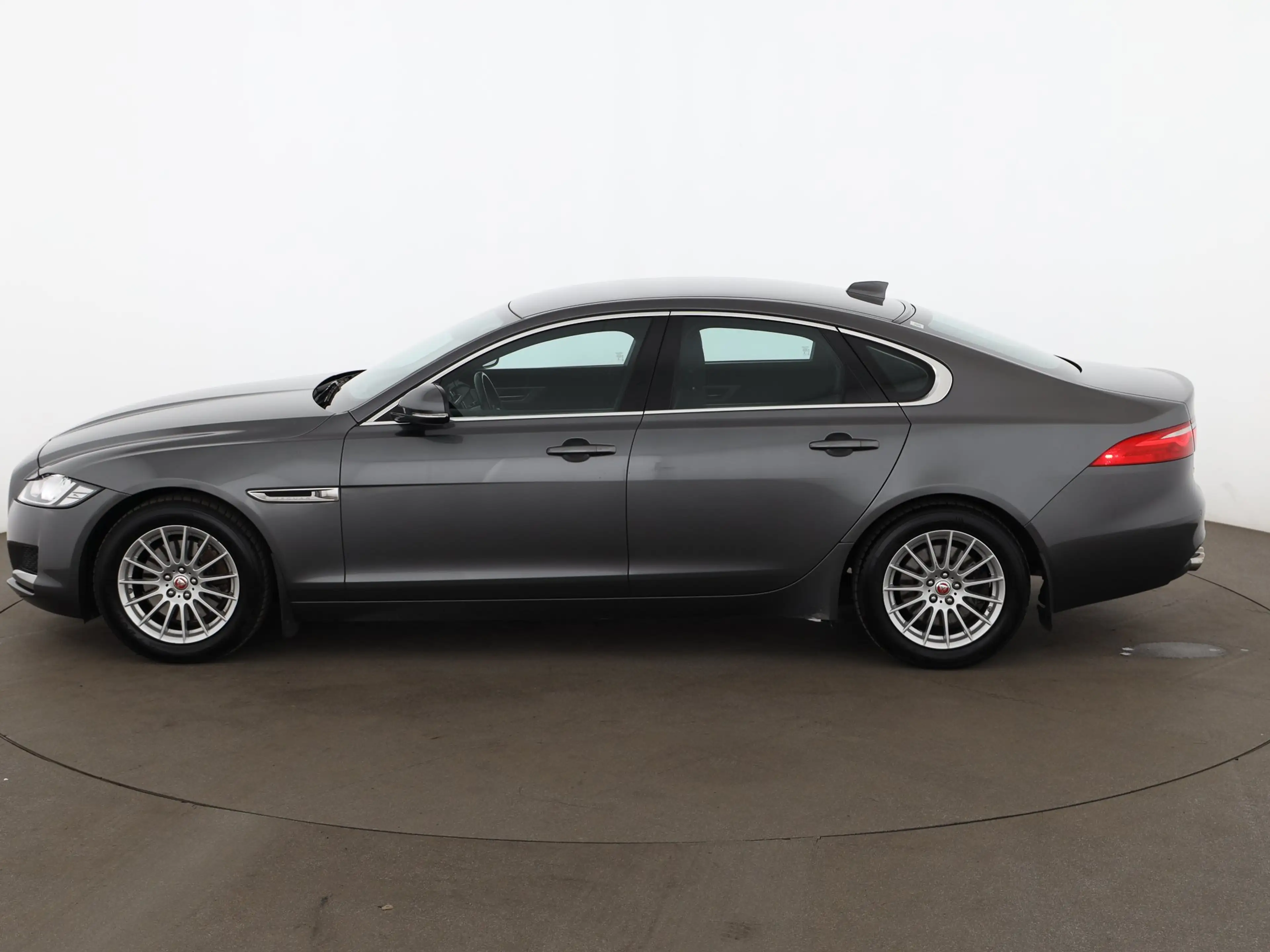 Jaguar XF 20d Pure Aut XENON ASSIST TEMPOMAT — photo 6