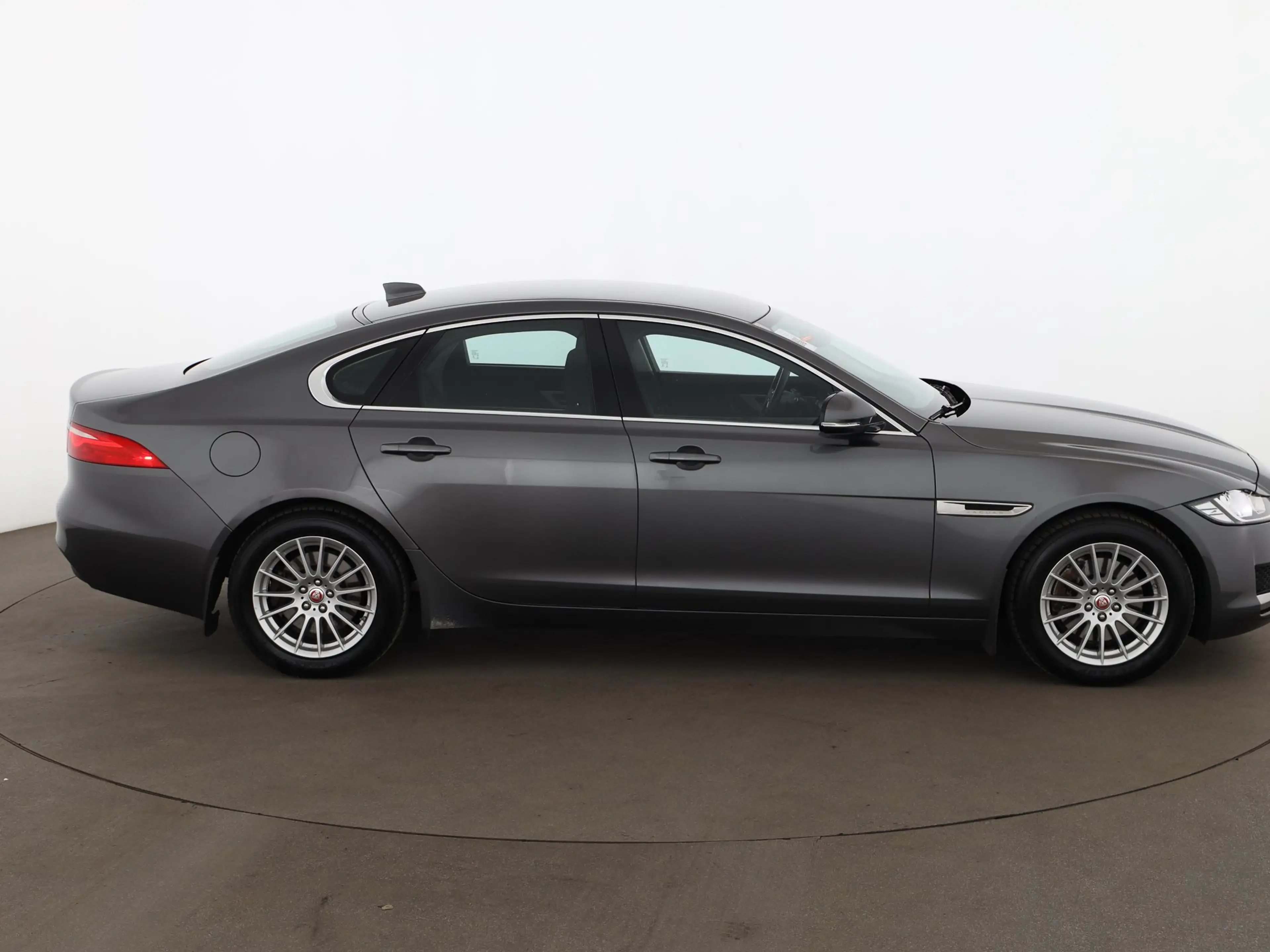 Jaguar XF 20d Pure Aut XENON ASSIST TEMPOMAT — photo 4