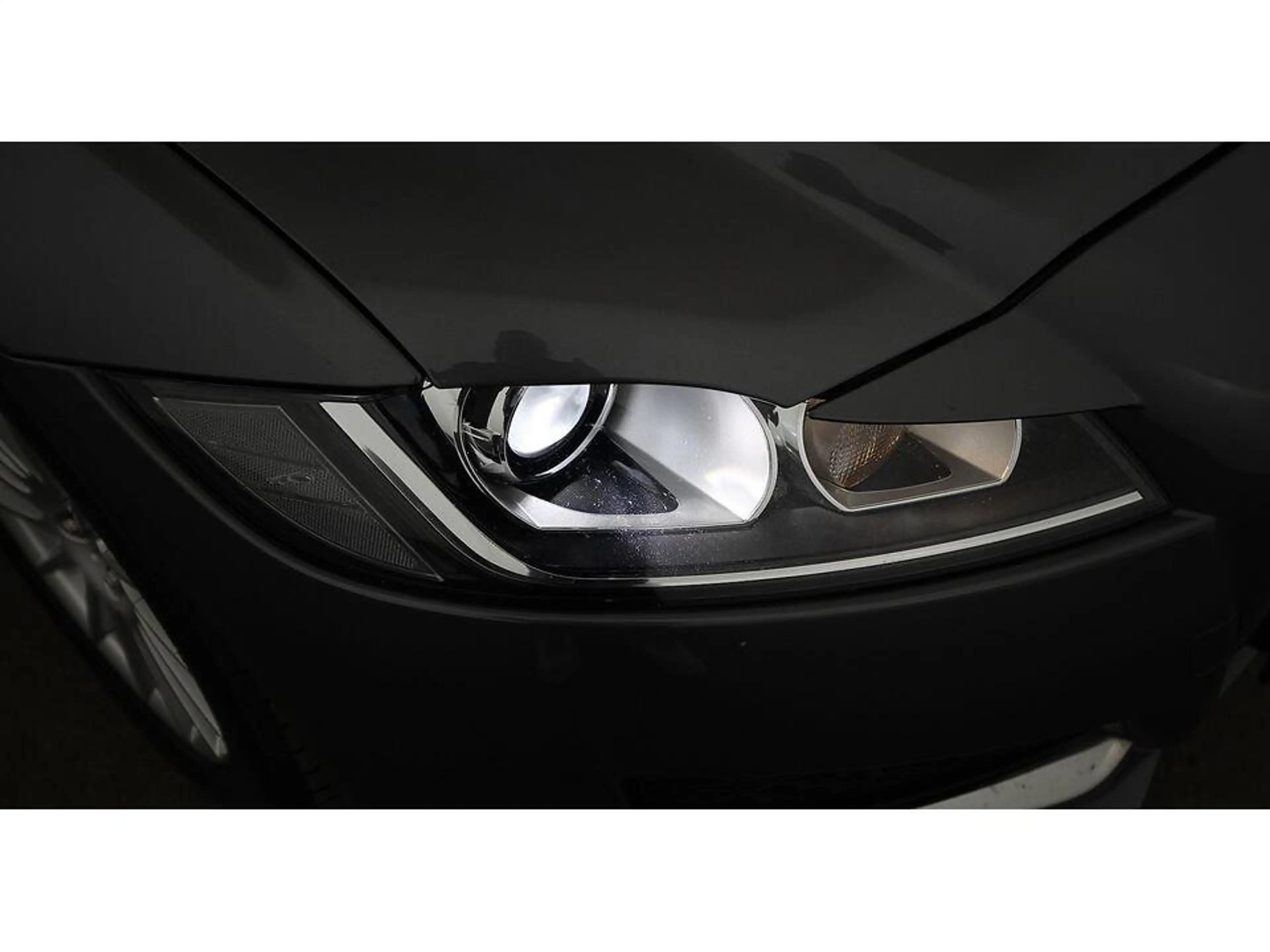 Jaguar XF 20d Pure Aut XENON ASSIST TEMPOMAT — photo 10
