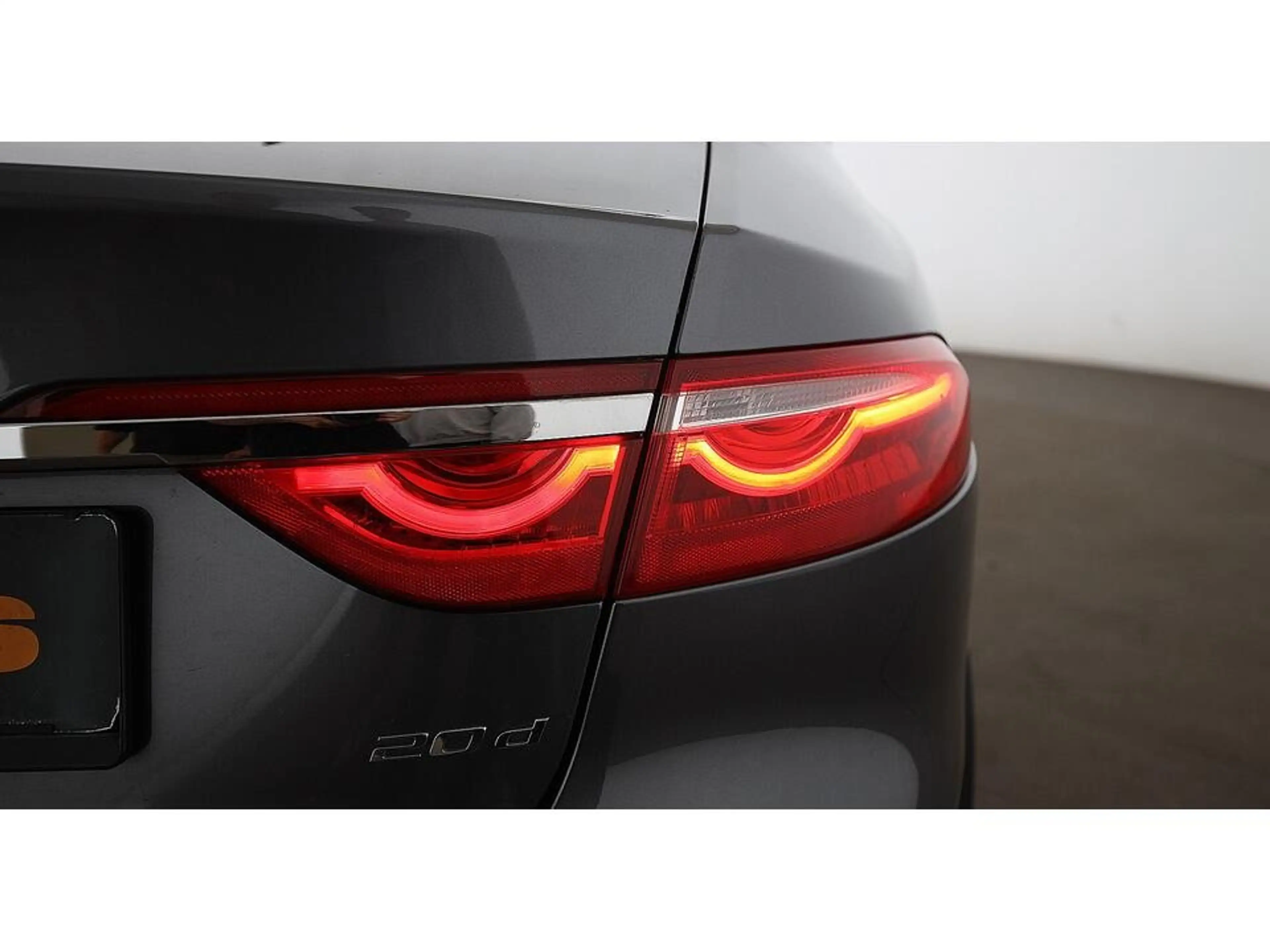Jaguar XF 20d Pure Aut XENON ASSIST TEMPOMAT — photo 9