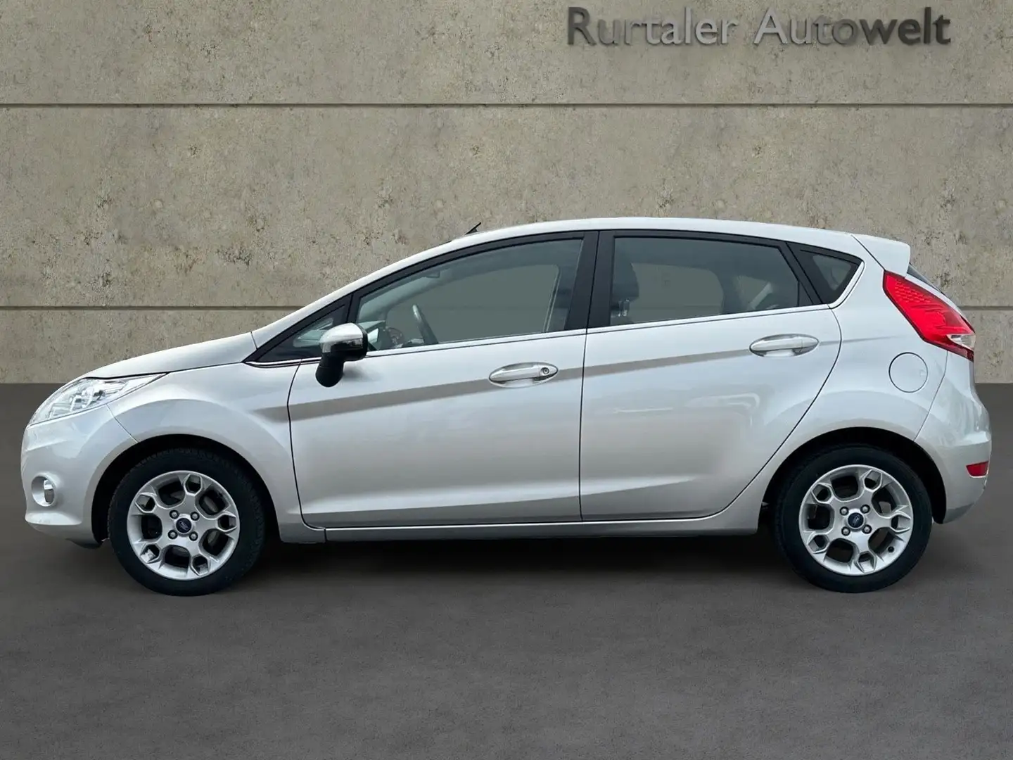 Ford Fiesta Titanium *KLIMAAUT.*PDC*SHZ*1.BESITZ*TÜV* Silber - 2