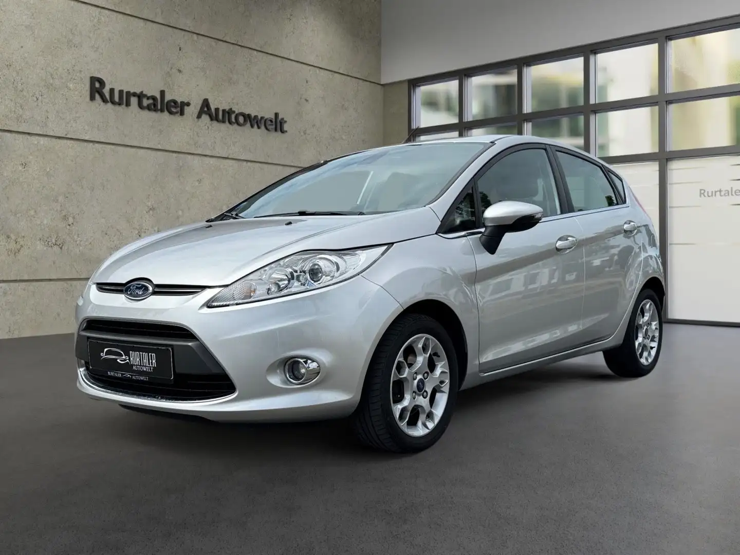 Ford Fiesta Titanium *KLIMAAUT.*PDC*SHZ*1.BESITZ*TÜV* Silber - 1