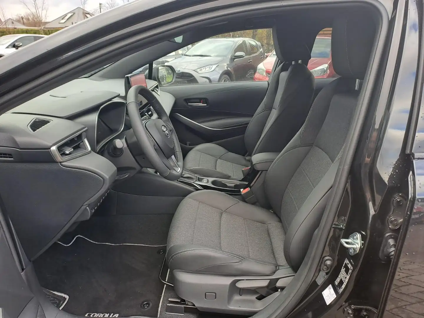 Toyota Corolla Touring Sports 1.8 Hybrid Style e-CVT | Navigatie Negro - 2