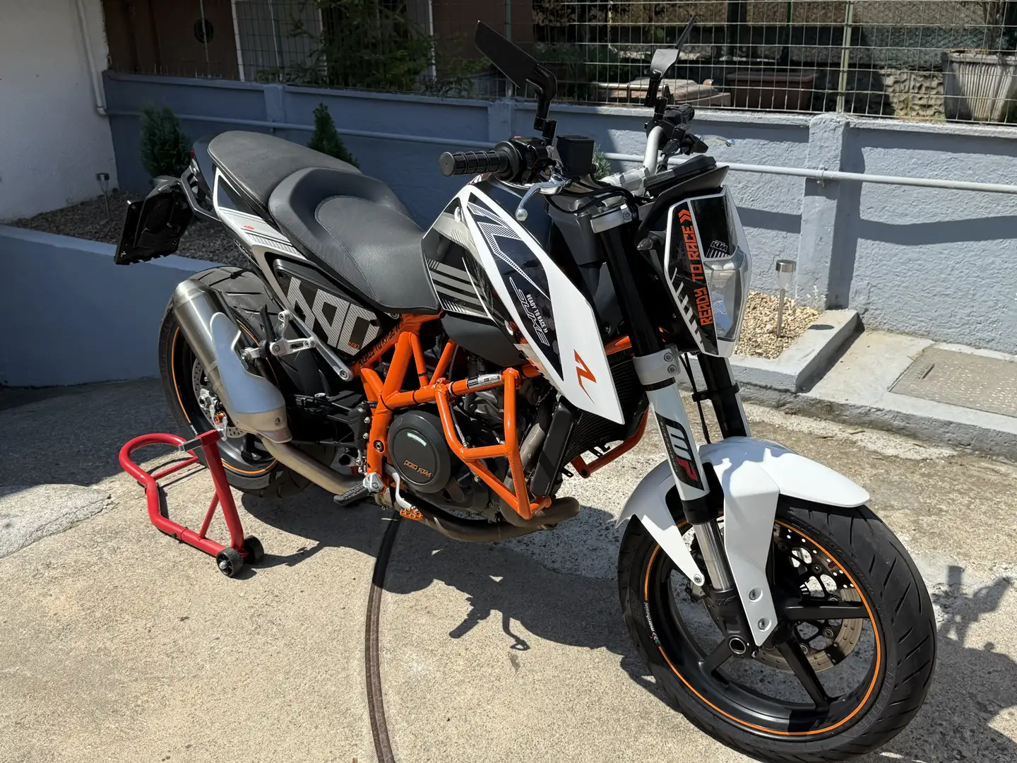 KTM 690 Duke white depotenziata a libretto - 2