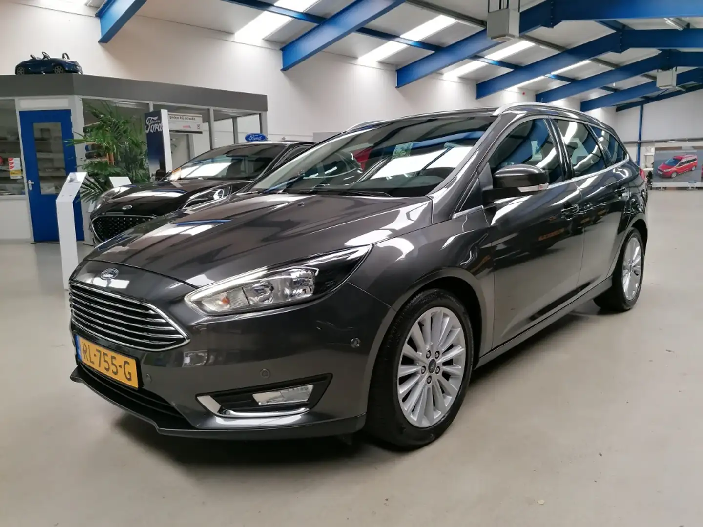 Ford Focus Wagon 125pk Titanium (trekhaak) Grijs - 1