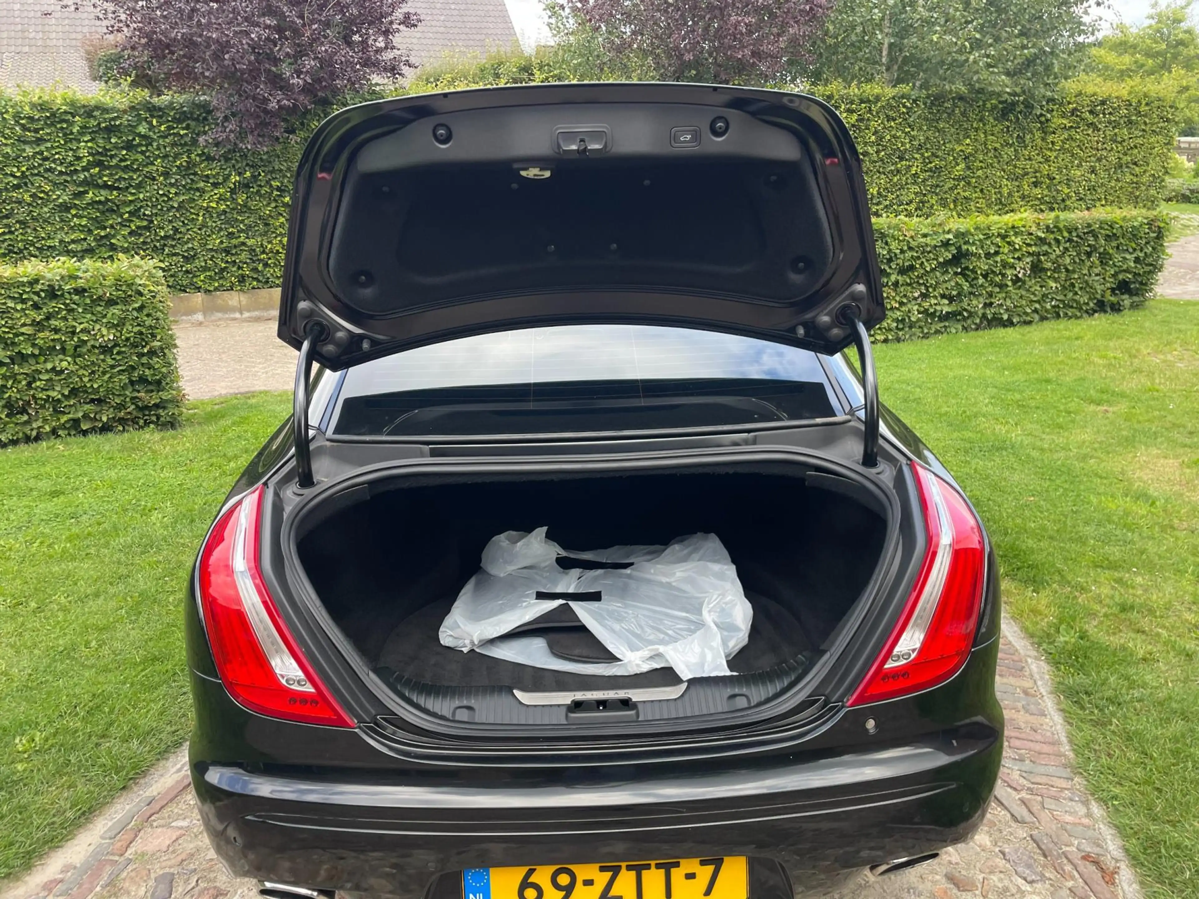 Jaguar XJ 2.0 Luxury-PANO-CAMERA-NL AUTO-BLACK OPTIEK-20"- — photo 11