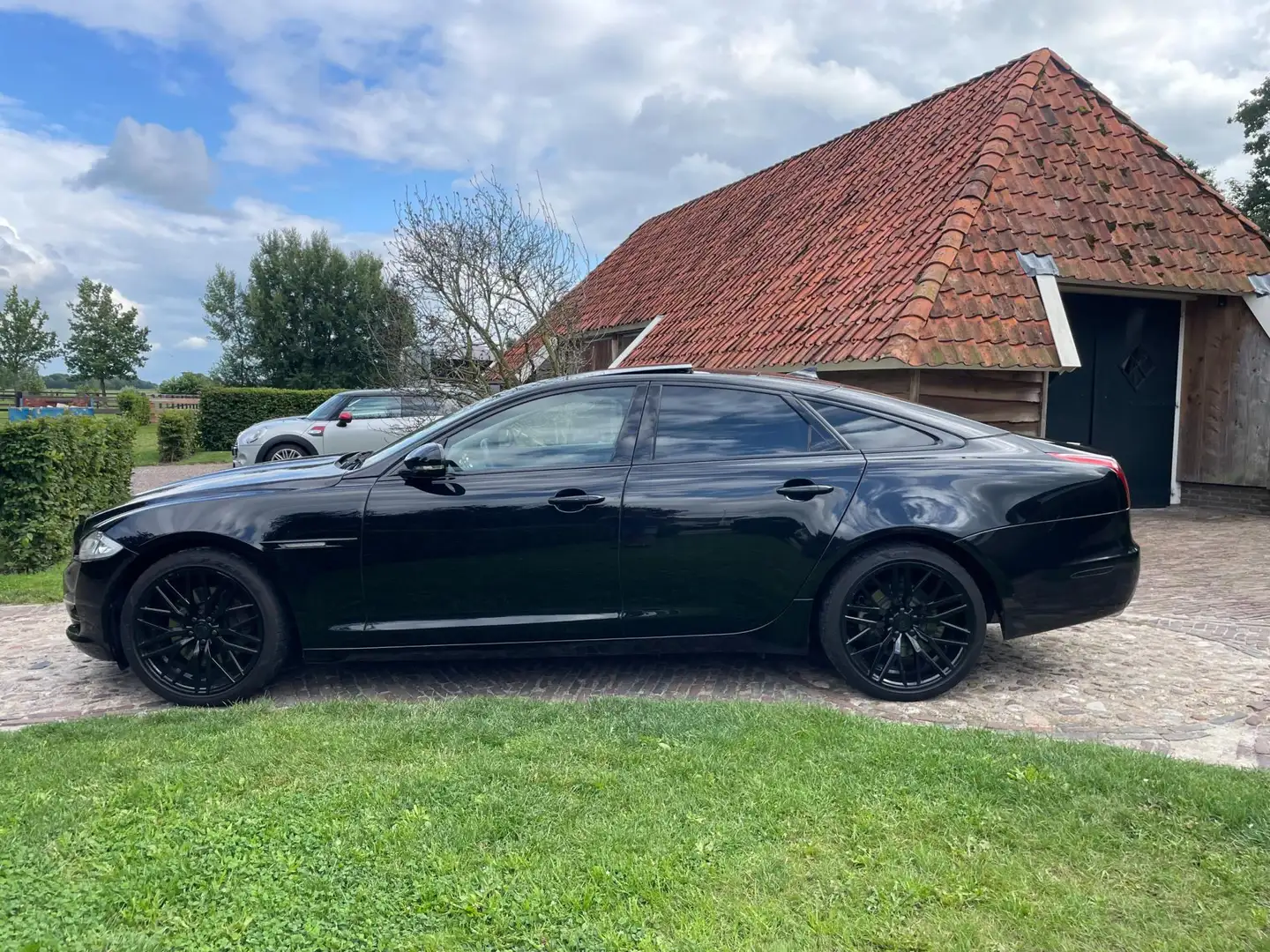 Jaguar XJ 2.0 Luxury-PANO-CAMERA-NL AUTO-BLACK OPTIEK-20"- Negru - 2