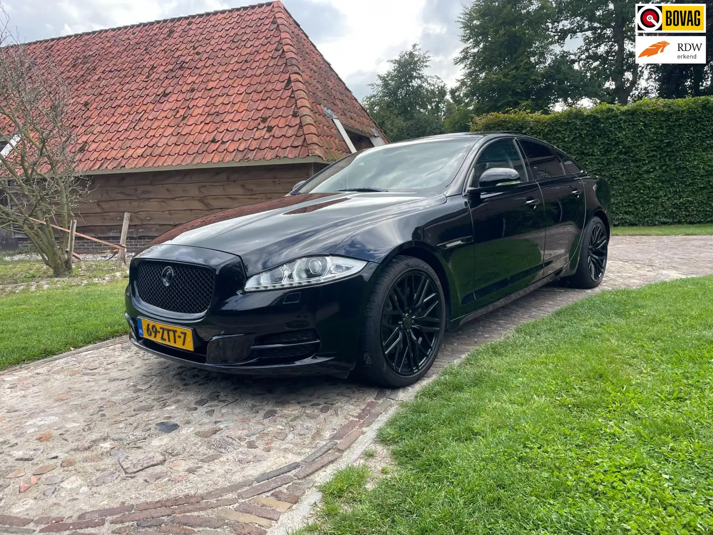 Jaguar XJ 2.0 Luxury-PANO-CAMERA-NL AUTO-BLACK OPTIEK-20"- Zwart - 1