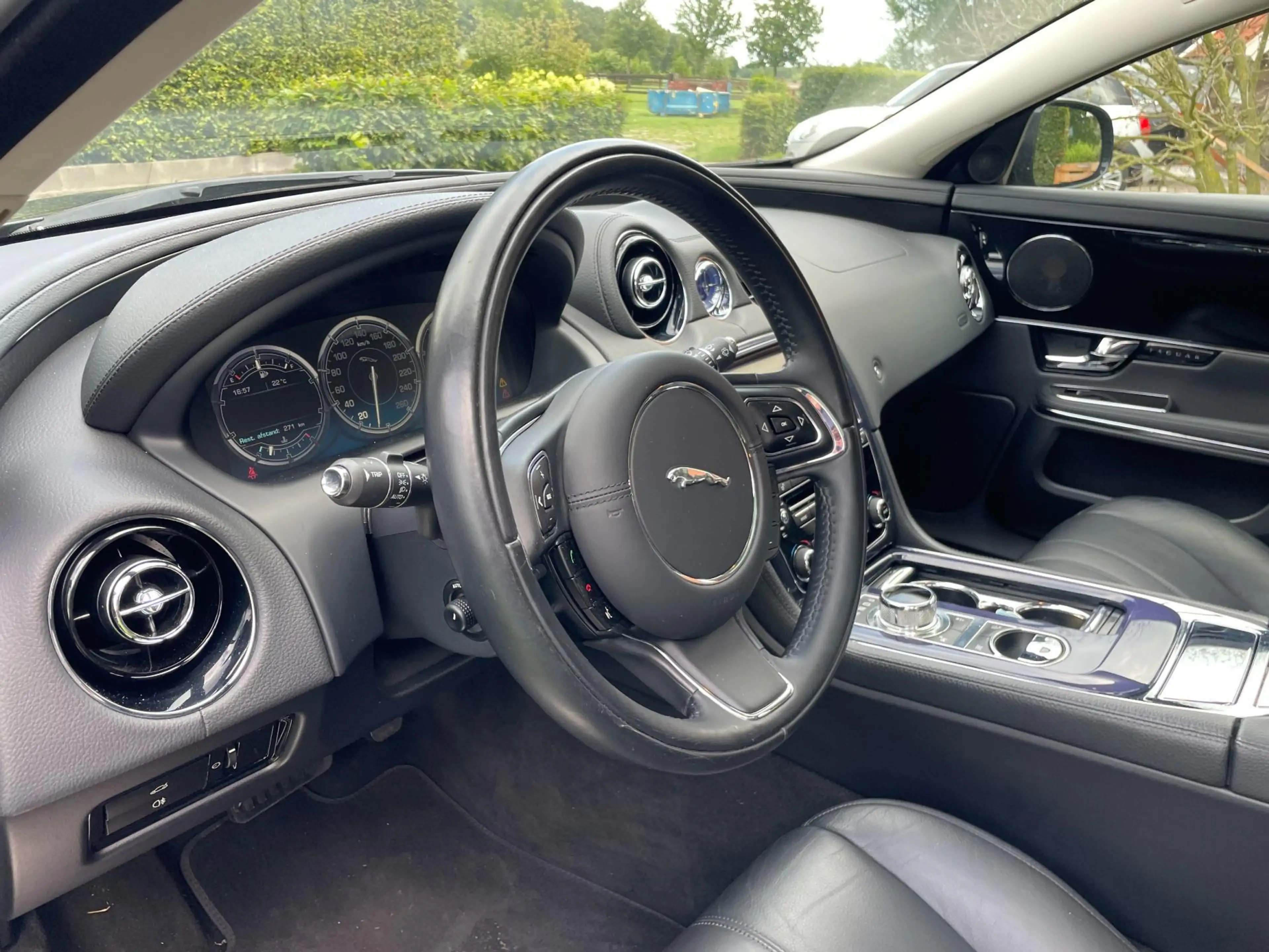 Jaguar XJ 2.0 Luxury-PANO-CAMERA-NL AUTO-BLACK OPTIEK-20"- — photo 13