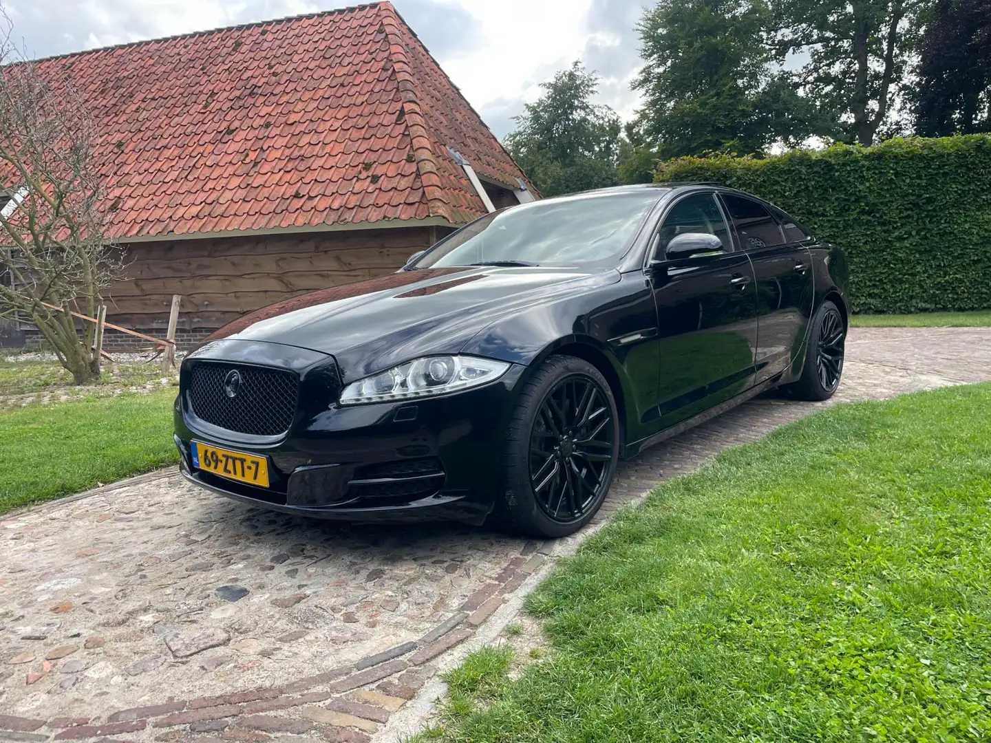 Jaguar XJ 2.0 Luxury-PANO-CAMERA-NL AUTO-BLACK OPTIEK-20"- Negru - 1